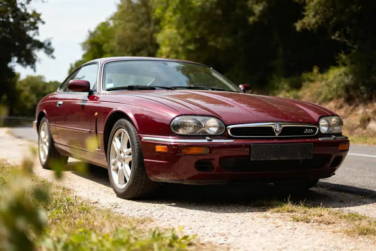 Jaguar 220 Supercar : L’icône incontournable des années 90 ?