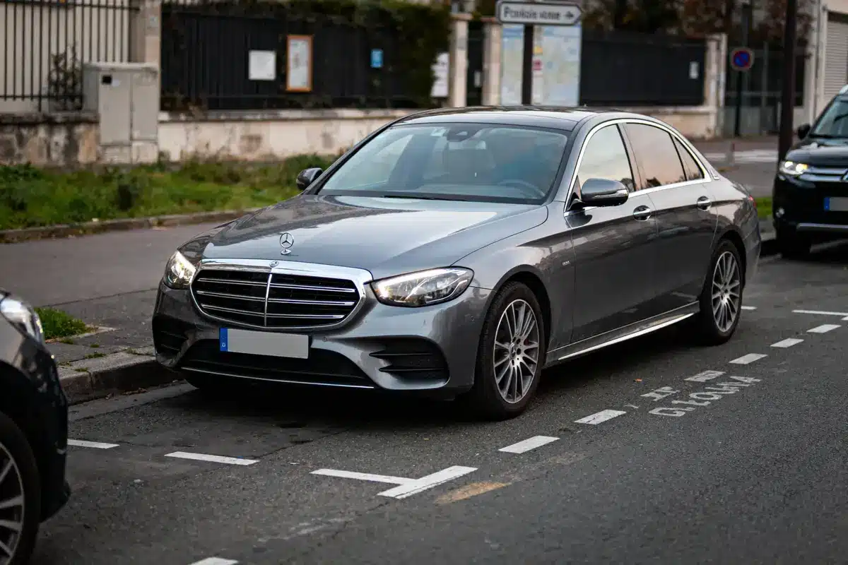 Voiture de luxe Mercedes grise garée dans la rue, vue de face.