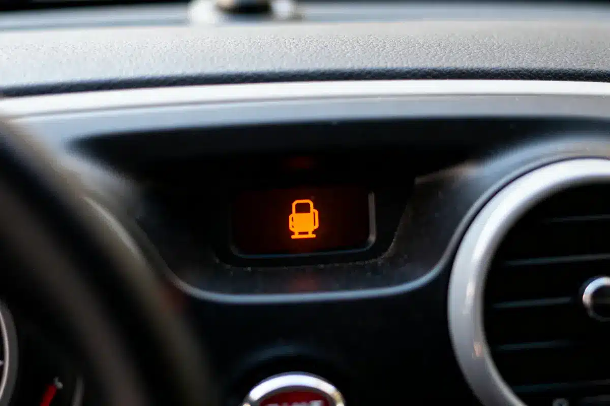 Voyant alerte indicateur de freinage de secours orange sur tableau de bord de voiture.