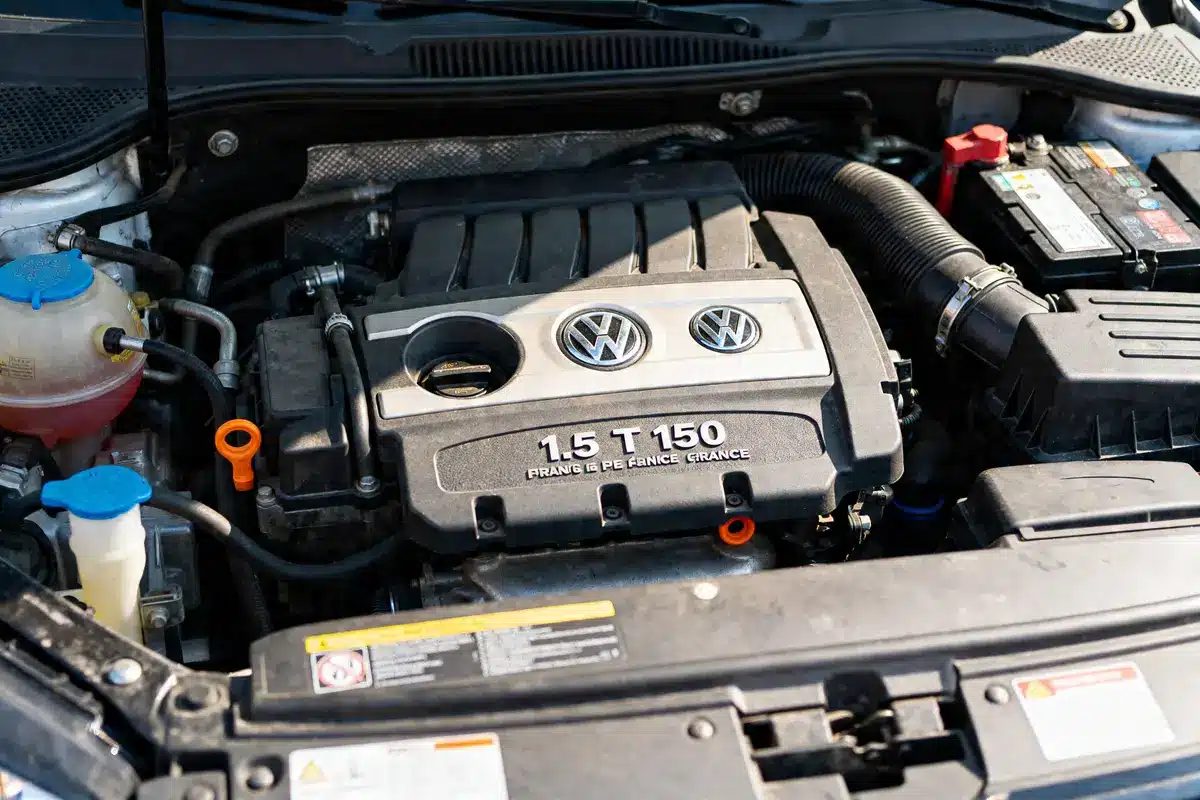 Moteur Volkswagen 1.5 TSI 150 fiabilité avec logo visible sous capot de voiture
