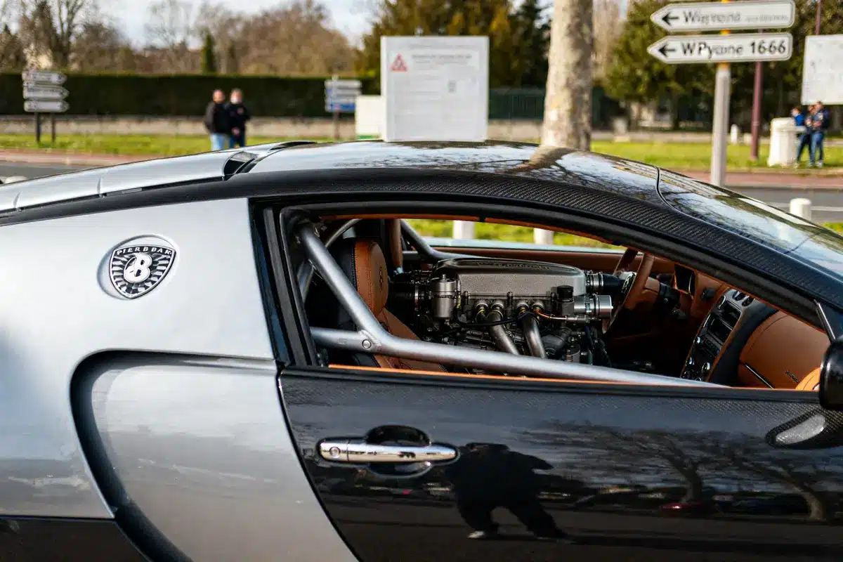 Voiture sportive EB 16.4 Veyron avec moteur apparent vue à travers la fenêtre ouverte