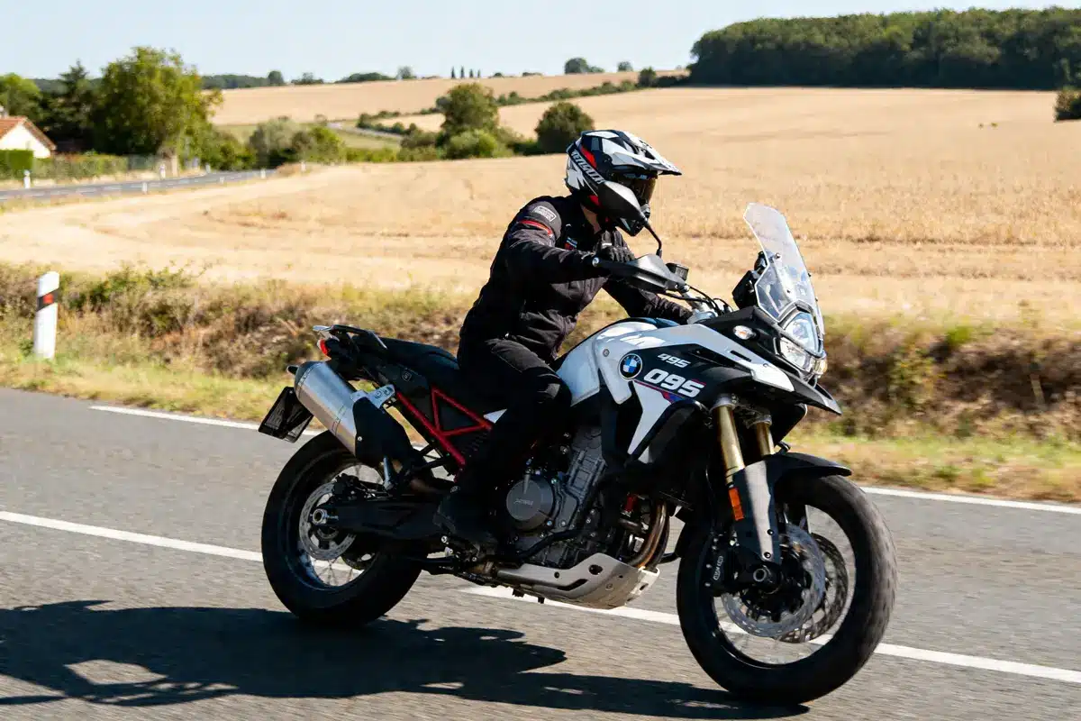 Motard roulant sur route campagne avec moto F900XR en tenue complète équipement sécurité