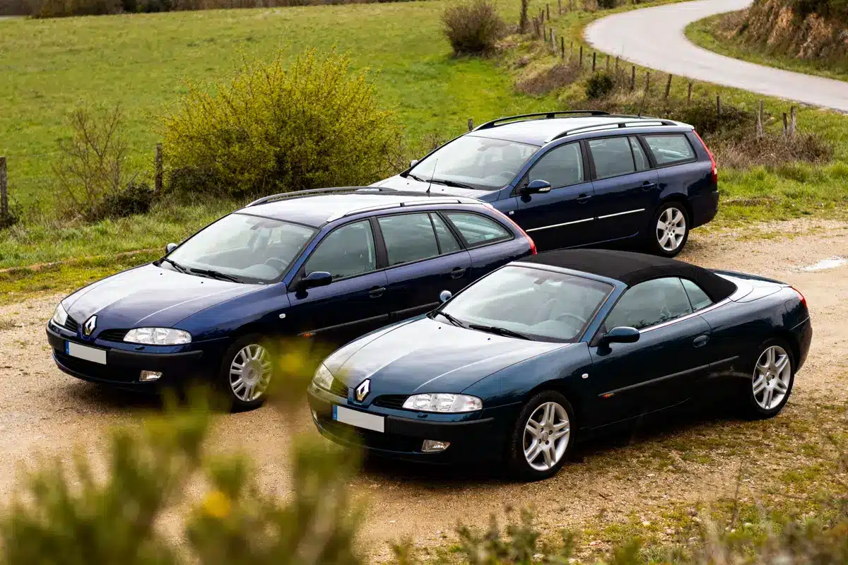 pexels-michal-pech-213601-757318 (1) Trois modèles de Renault Laguna cars garés sur un chemin campagne