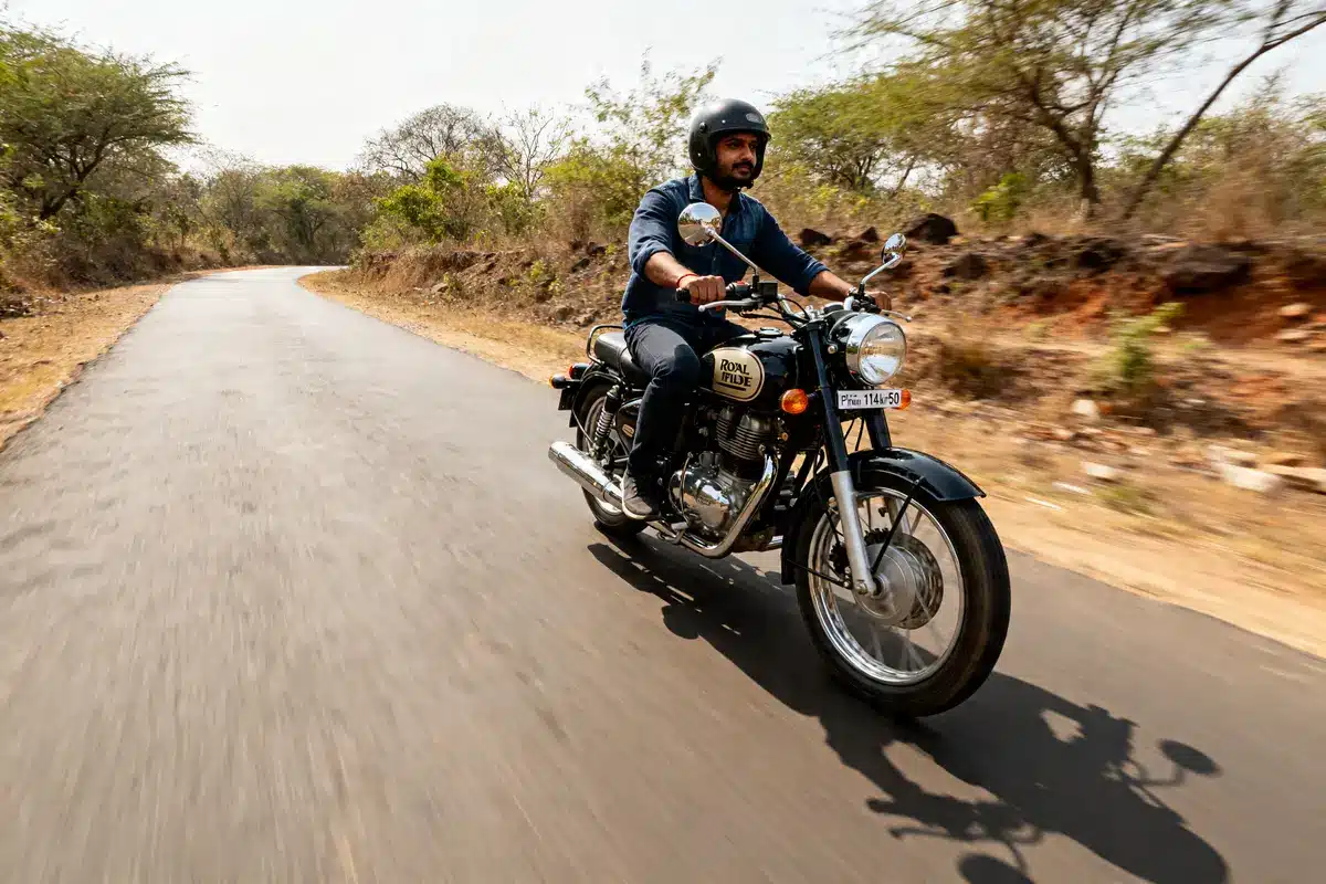 pexels-michal-pech-213601-757318 (1) Motard sur Royal Enfield Classic 350 vitesse max roulant sur une route sinueuse et dégagée