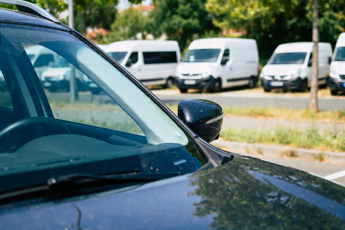 pexels-michal-pech-213601-757318 (1) Pare-brise de voiture avec fourgonnettes en arrière-plan autoglassfrance.fr accessoires