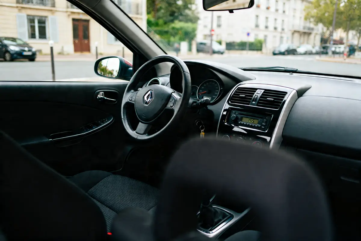Intérieur de la clio 3 1.2 16v 75ch fiabilité avec volant et tableau de bord