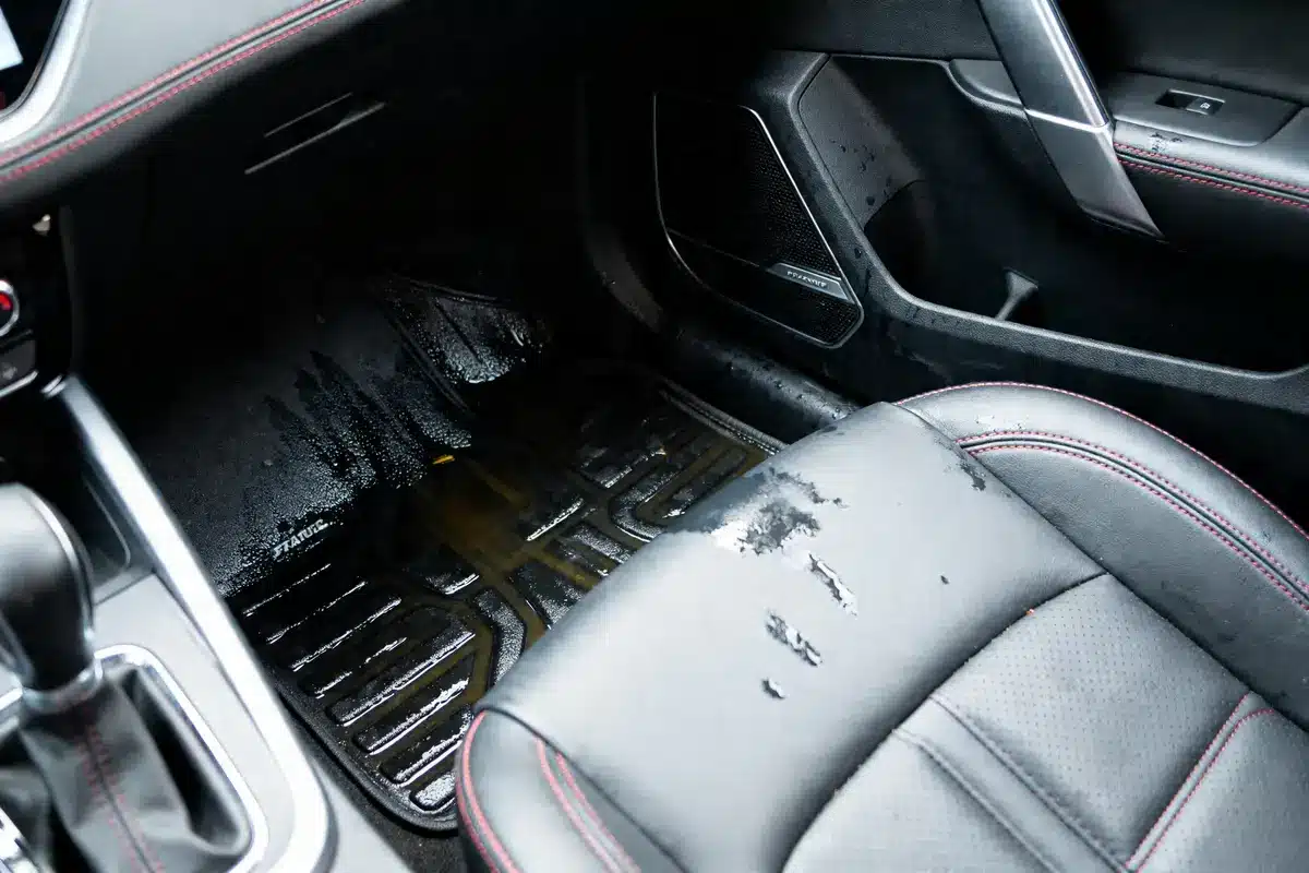 Habitacle avec eau qui rentre dans la voiture côté passager et tapis mouillé