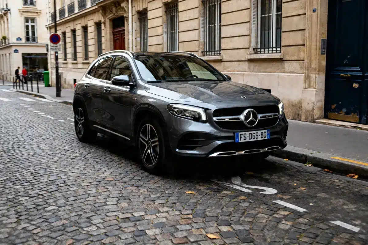 Mercedes GLA gris garé sur une rue pavée en ville