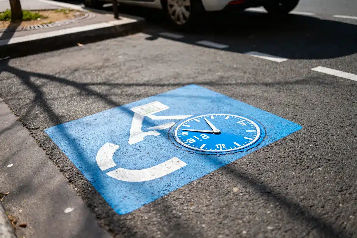 Stationnement en zone bleue : règles, durée, amendes et disque