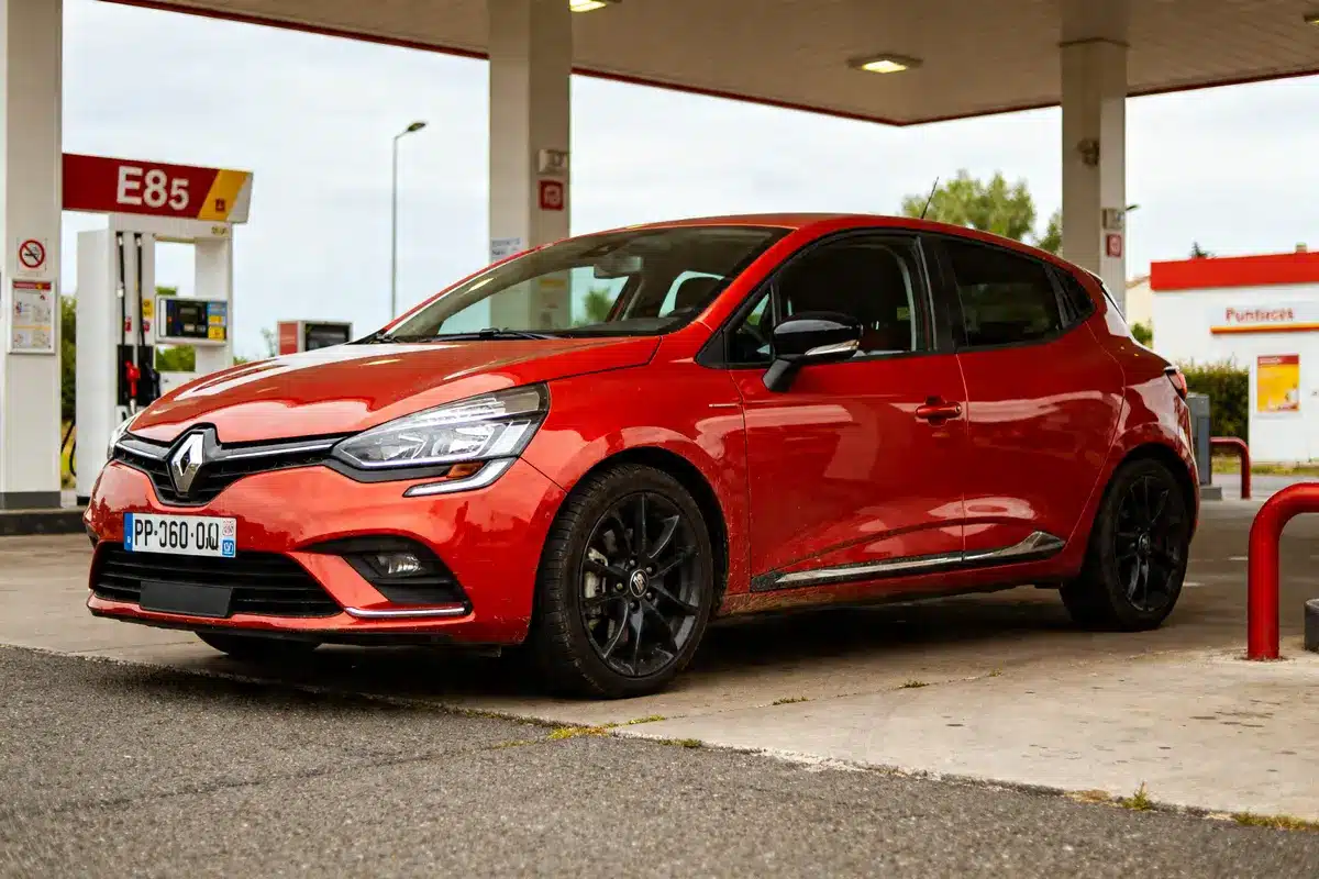 Voiture compatible e85 sans kit stationnée près de la pompe à essence E85