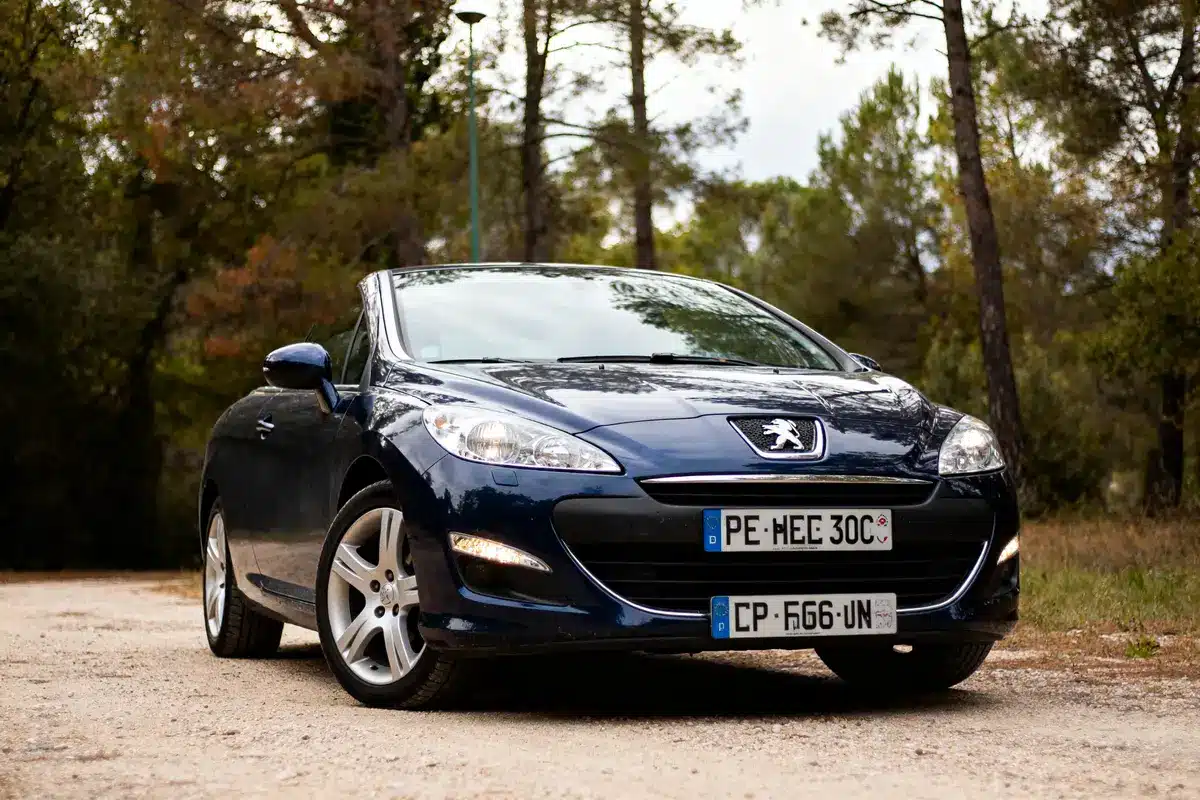 pexels-michal-pech-213601-757318 (1) Peugeot 308cc bleu cabriolet stationné sur un chemin forestier en automne