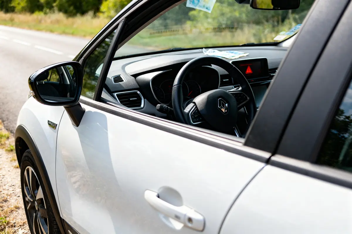 pexels-michal-pech-213601-757318 (1) Vue intérieure du Captur ne démarre pas antipatinage activé depuis la portière ouverte