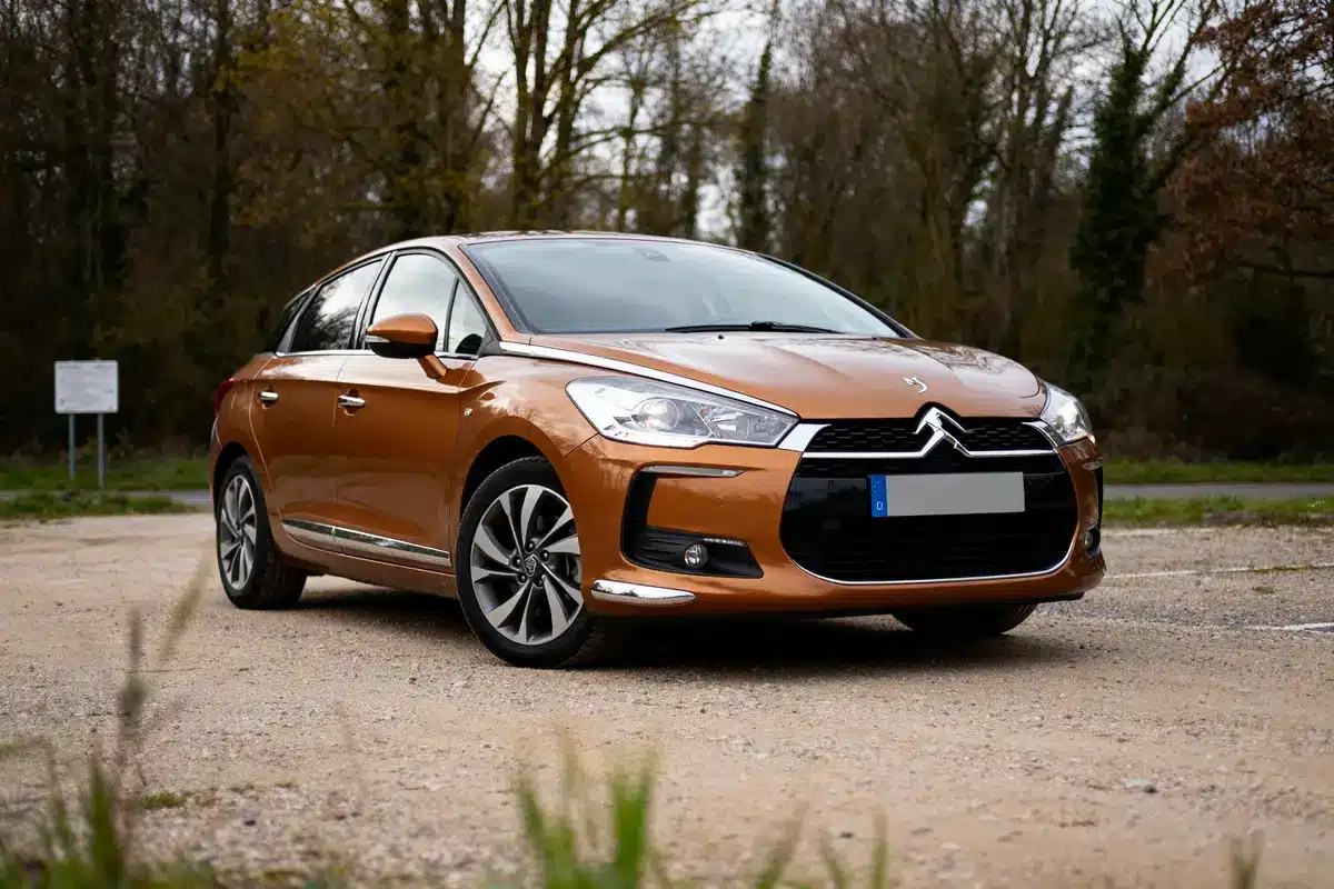 pexels-michal-pech-213601-757318 (1) Voiture Citroën DS5 marron stationnée dans un cadre naturel avec arbres