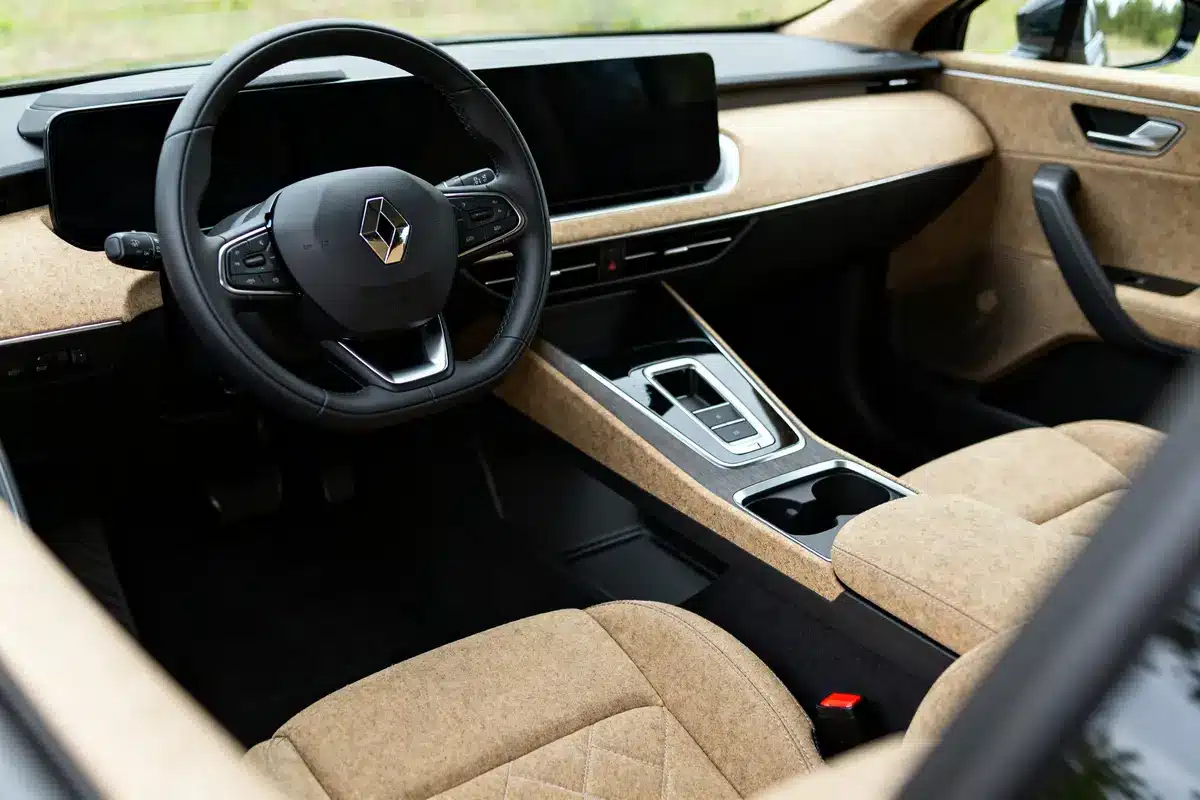 Renault Rafale intérieur : Confort, dimensions et technologie 360°