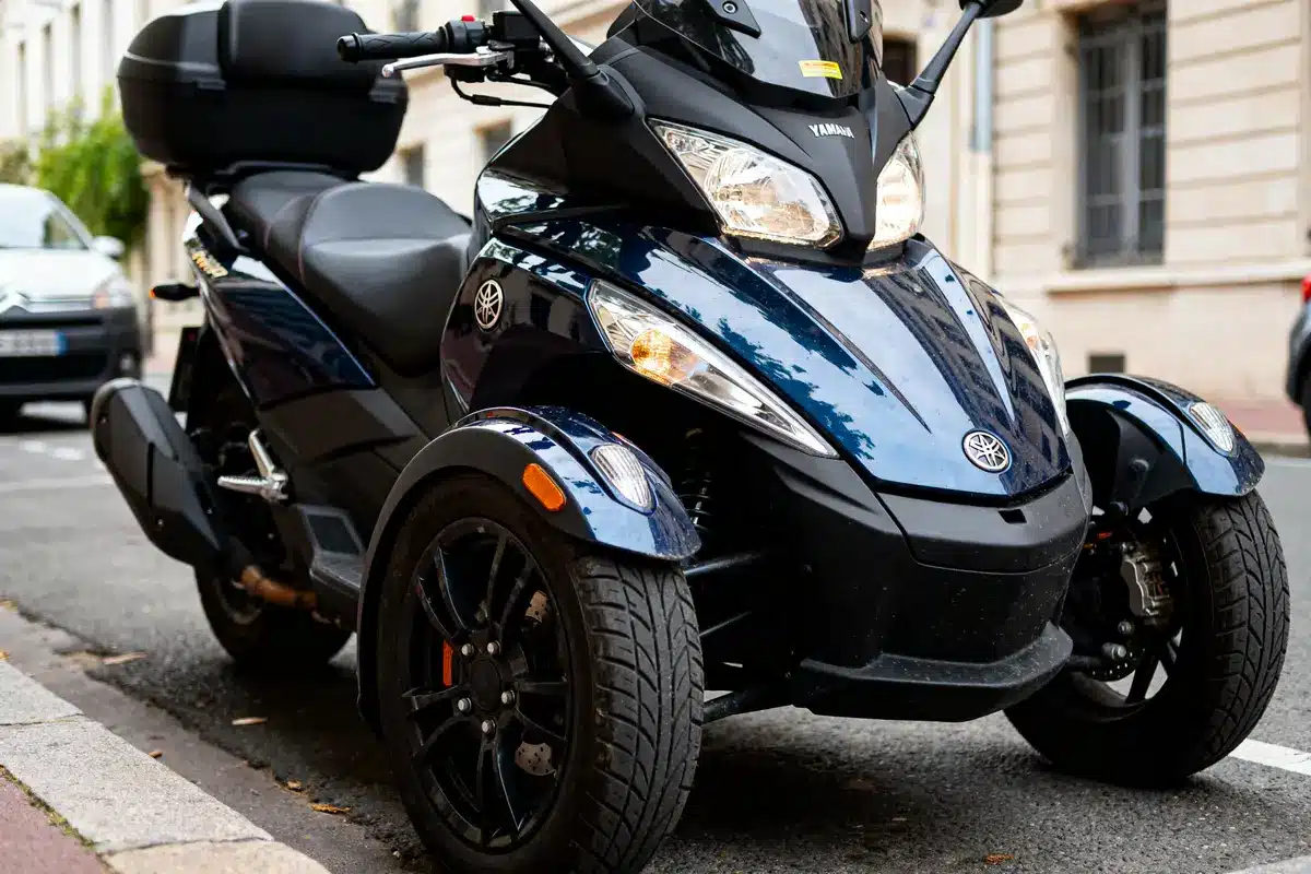 Scooter Yamaha Tricity 500 stationné sur route urbaine, information sur Yamaha Tricity 500 prix