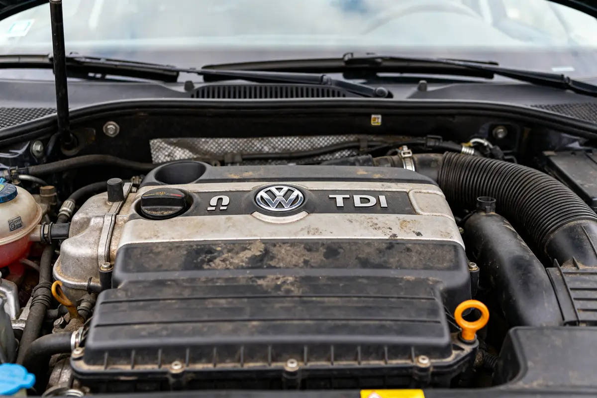 Capot ouvert montrant moteur Volkswagen TDI, soulignant durée de vie moteur 2.0 tdi 150 efficace