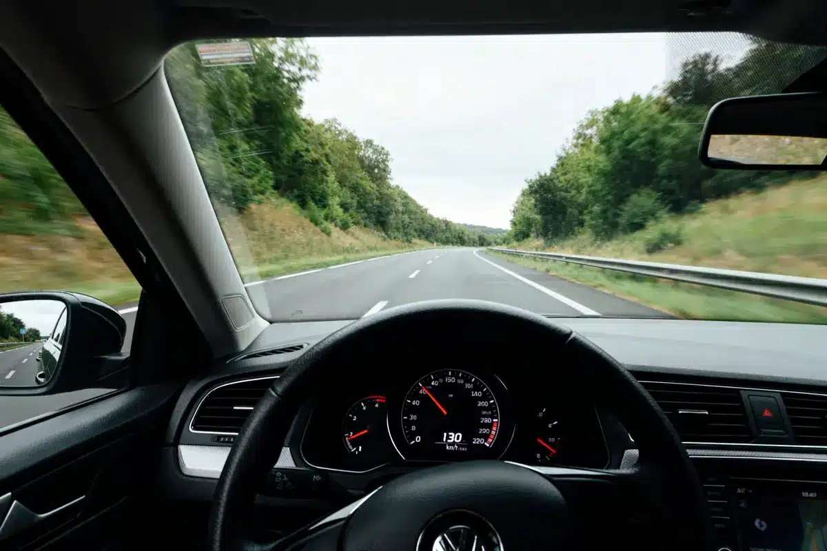 Vue intérieure d'une voiture sur autoroute montrant le régime moteur à 130 km/h